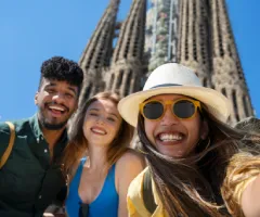 Foto com monumento no fundo