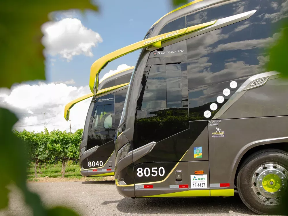 Aqui na Viaggiotur foi dado um passo importante rumo a um transporte mais limpo e consciente. Desde o último mês, nossa frota passou a utilizar e testar um novo diesel ecoaditivado, tecnologia reconhecida internacionalmente, que reduz em até 50% a emissão de carbono e melhora o desempenho dos veículos, com 10% a mais de rendimento. Esse novo combustível atua diretamente nas moléculas, prevenindo o acúmulo de resíduos e garantindo uma combustão mais completa e eficiente. Para nós, inovação e sustentabilidade caminham juntas. Mais do que transportar pessoas, queremos cuidar do planeta, do futuro e das conexões que construímos todos os dias nas estradas.