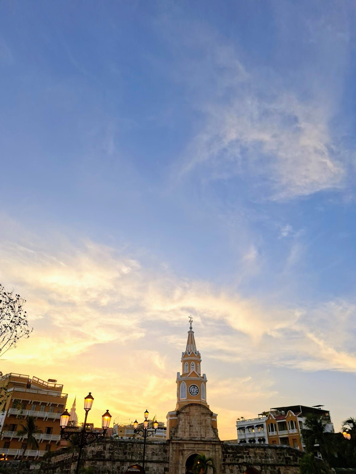 No mês de junho estivemos realizando uma viagem técnica para a Colômbia, visitando as cidades de Medellín e Cartagena. A Colômbia é um destino vibrante e surpreendente, que encanta viajantes com sua diversidade cultural, paisagens naturais exuberantes e um povo acolhedor. Das praias caribenhas de Cartagena e San Andrés às montanhas da região andina e à energia cosmopolita de Bogotá e Medellín, o país oferece experiências únicas para todos os perfis de turistas. Com uma gastronomia rica, música contagiante, cidades históricas e natureza preservada, a Colômbia se revela um convite ao descobrimento, superando expectativas e proporcionando momentos inesquecíveis para quem a visita.