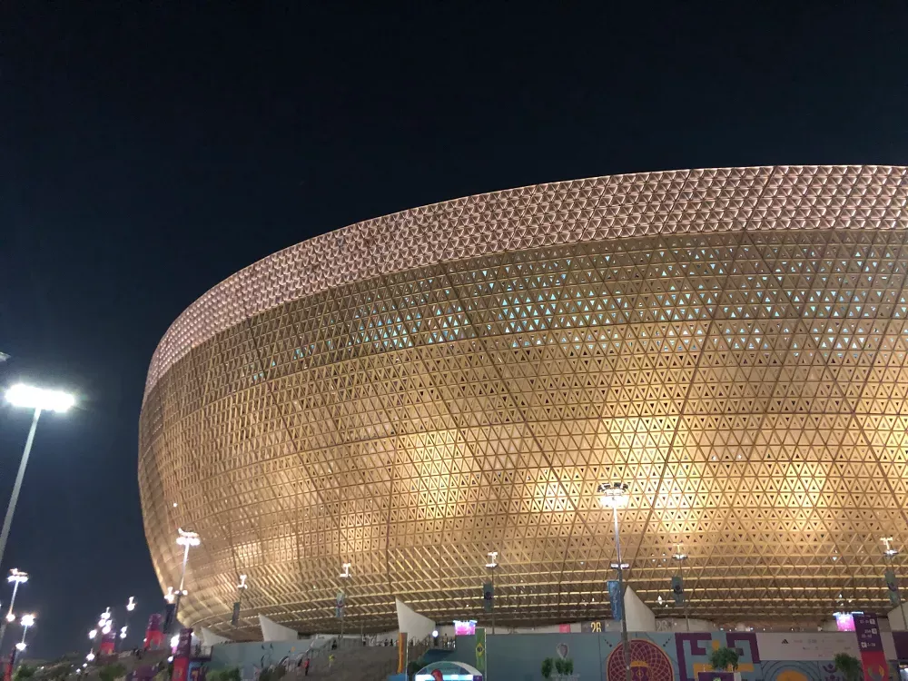 Vivenciar a Copa do Mundo é mais do que assistir a jogos: é mergulhar em uma atmosfera eletrizante, onde culturas se encontram, torcidas vibram em uníssono e cada partida se transforma em um espetáculo inesquecível. É sentir a emoção no ar, vestir as cores do seu país e fazer parte de uma celebração global que une paixões e cria memórias para a vida toda. E que tal viver tudo isso de perto na próxima edição? Convidamos você a embarcar com a gente rumo à próxima Copa do Mundo e fazer parte dessa experiência única! Prepare-se para torcer, explorar novos destinos e se emocionar em cada momento. A viagem da sua vida começa aqui!