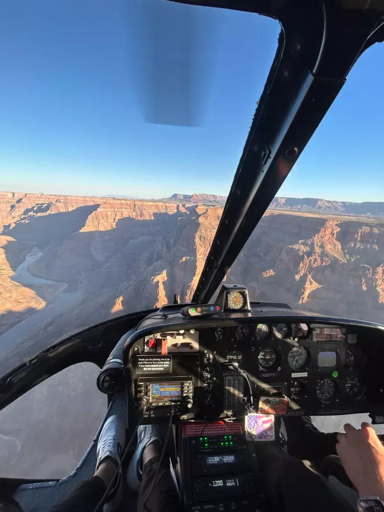 Sobrevoar o Grand Canyon de helicóptero é uma experiência inesquecível! Partindo de Las Vegas, o passeio revela paisagens de tirar o fôlego, com vistas panorâmicas das formações rochosas imponentes, do Rio Colorado serpenteando entre os paredões e do contraste impressionante entre o deserto e o cânion. Uma aventura emocionante que combina adrenalina, beleza natural e a grandiosidade de um dos lugares mais icônicos do mundo.